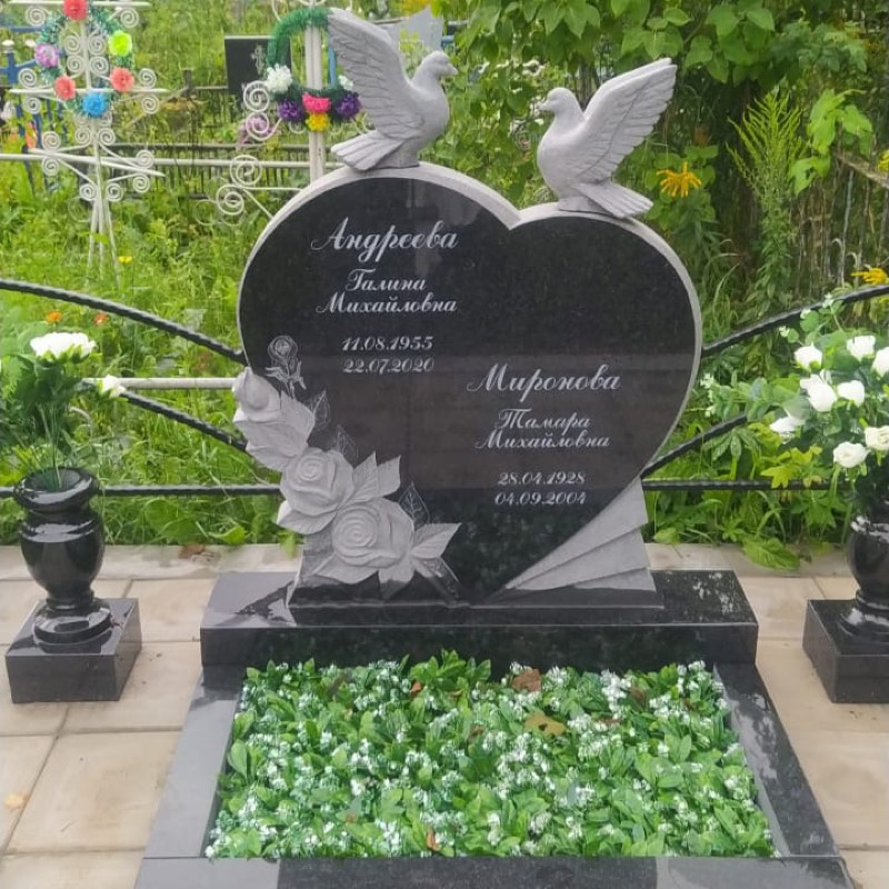 Фигурный памятник в форме сердца с декором