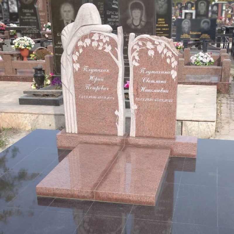 Двойной памятник из цветного гранита на кладбище