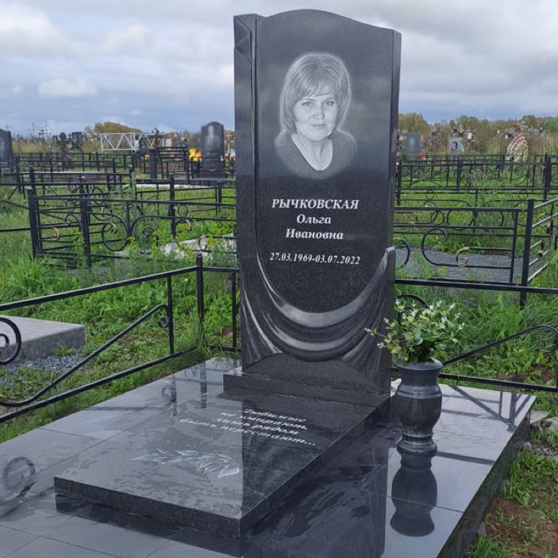 Вертикальный памятник с портретной гравировкой