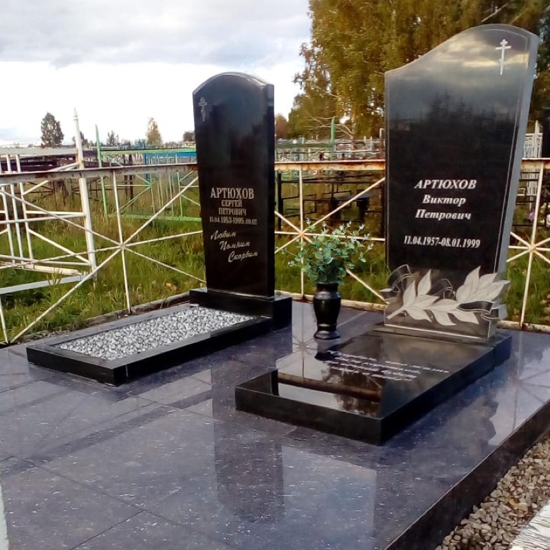 Два памятника с гравировкой на одном участке