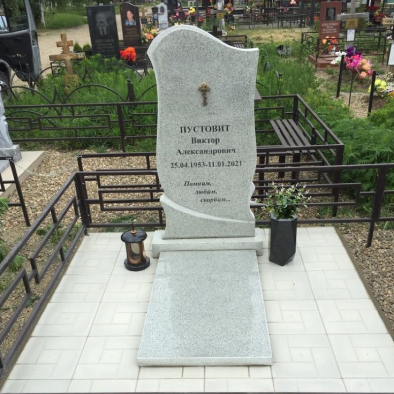 Памятник из светлого мансуровского гранита с фигурной резкой